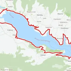 Trasa rowerowa wokół Jeziora Czorsztyńskiego, znana jako velo dunajec, prowadzi przez malownicze tereny, mijając Frydman, Niedzicę i Falsztyn.