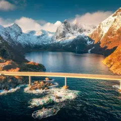 Mosty nad fiordem, zaśnieżone góry, jesienne barwy na zboczach. Idealny czas, kiedy najlepiej jechać do Norwegii, by podziwiać takie widoki.