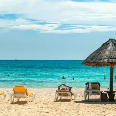 Lipiec to idealny czas na egzotykę. Piękna plaża, turkusowe morze i leżaki czekają na Ciebie.
