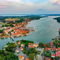 Malownicze Mikołajki z widokiem na jezioro i port. Atrakcje turystyczne Mazur czekają!