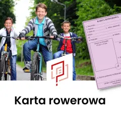 Trzech uśmiechniętych chłopców na rowerach, obok różowa karta rowerowa. To ich prawo jazdy na rower!