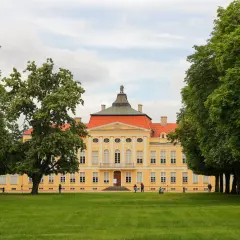 Pałac w Kórniku, jedna z atrakcji wokół Poznania, otoczony zielenią.