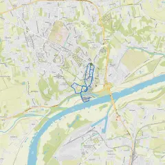 Mapa Sandomierza z zaznaczoną trasą spacerową po głównych atrakcjach miasta.