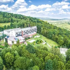 Hotel na wzgórzu wśród zieleni, idealne miejsce, by odkrywać, co zwiedzić w świętokrzyskim.