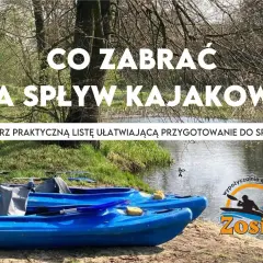 Co zabrać na spływ kajakowy? Dwie niebieskie kajaki czekają nad wodą. Pobierz listę ułatwiającą przygotowanie.
