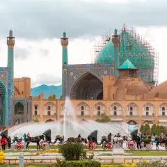 Iran co zobaczyć: Plac Imama w Isfahanie z meczetami, fontannami i dorożkami. Wspaniałe widoki!