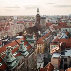 Widok na wrocławski rynek z wieżą ratuszową. Idealne miejsce, by zacząć zwiedzanie Wrocławia.