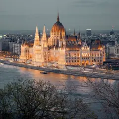 Budapeszt plan zwiedzania: majestatyczny Parlament oświetlony nocą nad Dunajem, idealny punkt startowy do odkrywania miasta.
