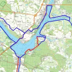 Mapa z zaznaczonymi szlakami rowerowymi Mazowsze wokół Jeziora Zegrzyńskiego. Trasy wiodą przez malownicze tereny, idealne na wycieczki rowerowe.
