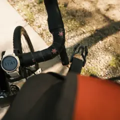 Zegarek na kierownicy roweru pokazuje czas, gotowy do planowania trasy rowerowej GPX.