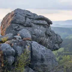 Skalny olbrzym na tle Gór Stołowych. Idealne miejsce na odkrywanie tras rowerowych i podziwianie krajobrazów.