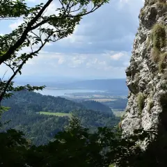Widok z góry na jezioro i lasy, idealne miejsce na postój po rowerowej wycieczce velo Czorsztyn.
