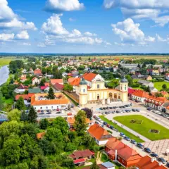 Malowniczy widok na Tykocin z rzeką, mostem i barokową bazyliką. Odkryj **Tykocin atrakcje** i poczuj klimat tego miejsca.