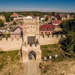 Brama w Szydłowie, jedna z głównych atrakcji, z murami obronnymi i urokliwą zabudową.