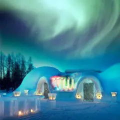 Lodowy bar i igloo pod rozgwieżdżonym niebem, gdzie tańczy zorza polarna. Helsinki zimową nocą.