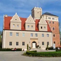 Zamek w Krobielowicach, jedna z atrakcji do 30 km od Wrocławia, z charakterystyczną wieżą i czerwonym dachem.