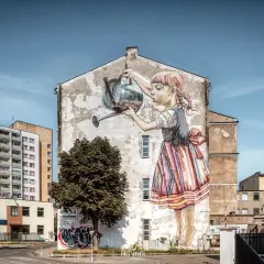 Dziewczynka z konewką na ścianie kamienicy, jeden z pięknych murale Białystok.
