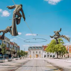 Rzeźby ludzi na linie nad placem z fontanną to jedne z częstochowskich atrakcji.