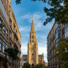 Majestatyczna katedra góruje nad ulicą, idealna na weekendowe wypady do miast w Europie.