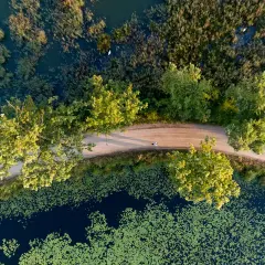 Rowerzysta na jednej z najpiękniejszych tras rowerowych w Małopolsce, wśród zieleni i wody.