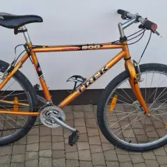 Pomarańczowy rower Trek Singletrack 800, gotowy na podbój **enduro trails Bielsko**. Idealny na górskie wyprawy.