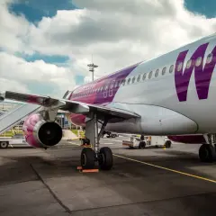 Samolot Wizz Air z lotniska Beauvais do Paryża gotowy do startu.