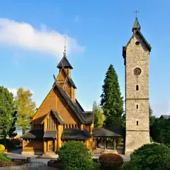 Drewniany kościółek i kamienna wieża w Karpaczu. Wspaniałe atrakcje turystyczne Karkonoszy, które warto zobaczyć.