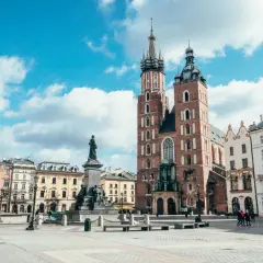 Krakowski Rynek Główny, największy rynek w Polsce, z Kościołem Mariackim i pomnikiem Mickiewicza.