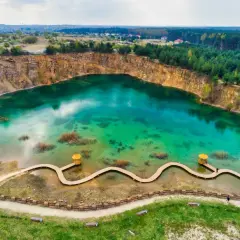 Turkusowe jezioro w kamieniołomie, z drewnianą kładką i altanką, to jedne z najbardziej egzotycznych miejsc w Polsce.