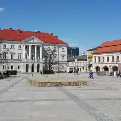 Rynek w Kielcach, z piękną architekturą, to miejsce, z czego słyną Kielce. Spacer po nim to przyjemność.