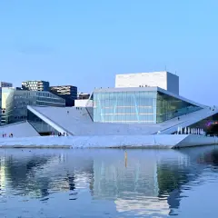 Nowoczesna Opera w Oslo, idealne miejsce, by zobaczyć, co robic w Oslo. Architektura i woda tworzą piękne odbicia.