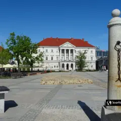 Rynek w Kielcach z ratuszem i kawiarnianymi ogródkami. Warto zobaczyć te kielce atrakcje.