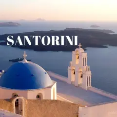 Santorini co zobaczyć: błękitna kopuła kościoła i dzwonnica na tle kalderze. Widok zapiera dech w piersiach!