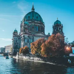 Berliński Dom i rzeka Sprewa, idealne miejsce na city break. Jesienne drzewa dodają uroku.