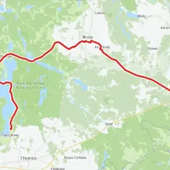 Mapa z zaznaczoną trasą rowerową wokół jezior i lasów Borów Tucholskich, prowadzącą przez Charzykowy.