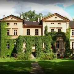 Dworek w otoczeniu zieleni, idealne miejsce, by odkryć, co zwiedzić w Wielkopolsce.