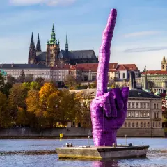 Fioletowa dłoń na Wełtawie, symbol Pragi, miasta, z którego słyną Czechy. W tle katedra św. Wita i jesienne drzewa.