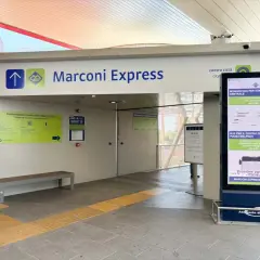 Marconi Express - szybki transport z lotniska do centrum Bolonii. Monorail czeka na pasażerów.
