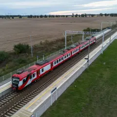 Czerwono-biały pociąg PKP Intercity na trasie Poznań-Jarocin mija stację Złotniki Grzybowe.