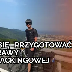 Mężczyzna z rowerem na górskiej drodze, przygotowuje się do wyprawy bikepackingowej. Informacje o rowerze i trasie.