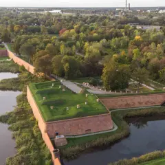 Fortyfikacje nad wodą, zielone trawniki i ceglane mury – to jedne z wielu lubuskich atrakcji.