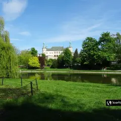 Piękny dzień w Kielcach. Pałac Biskupów Krakowskich nad stawem, otoczony zielenią. Idealne miejsce na spacer.