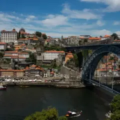 Widok na Porto z rzeką Duero i mostem Ludwika I.