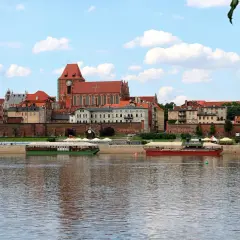Widok na zabytkowe Stare Miasto Toruń z Wisłą i statkami wycieczkowymi. Tak wygląda Toruń.