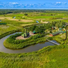Malownicze Podlasie zachęca do odkrywania. Z bonem turystycznym zobaczysz cerkiew nad zakolem rzeki i urokliwe domki.
