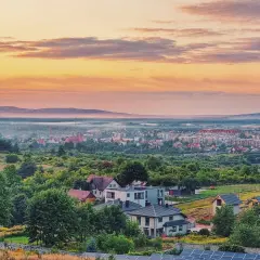 Zachód słońca nad Kielcami, malowniczy widok na miasto i okoliczne wzgórza. Idealne romantyczne miejsca w Kielcach na wspólny wieczór.