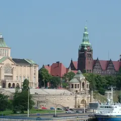 Co warto zobaczyć w Szczecinie? Imponujące budynki Muzeum Narodowego i Zamku Książąt Pomorskich, cumujące statki i zielone wzgórza tworzą malowniczy widok.