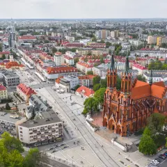 Widok z lotu ptaka na katedrę i rynek w Białymstoku. Idealne miejsce na weekendowy wypad.
