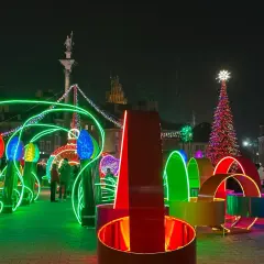 Magiczne iluminacje świetlne w Warszawie tworzą bajkową atmosferę. Kolorowe ozdoby i choinka rozświetlają noc.