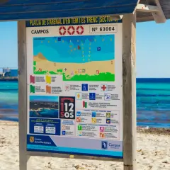 Tablica informacyjna na plaży Campos, Majorka. Znajdziesz tu mapę, zasady bezpieczeństwa i co zabrać na majorkę, by cieszyć się słońcem i morzem.